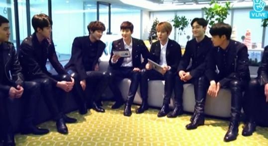 男团EXO於21日透过VLIVE直播 男团EXO於21日透过VLIVE直播