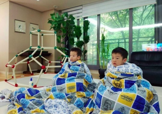 书言、书俊裹著被子看电视