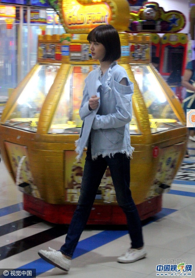 郑爽结束新剧拍摄进程后,被众多粉丝围堵 郑爽结束新剧拍摄进程后,被众多粉丝围堵