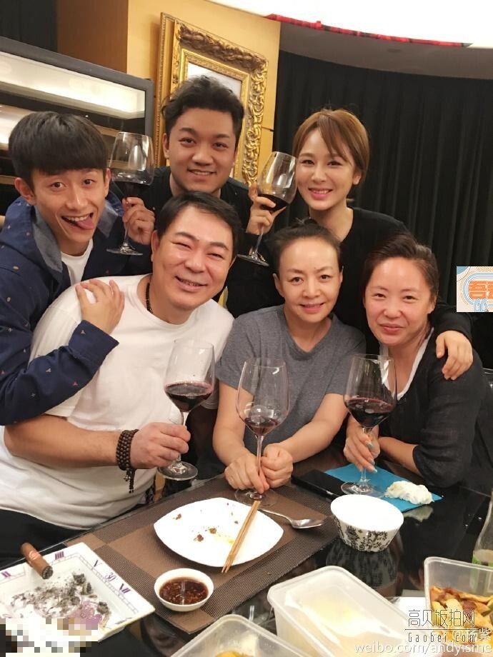 杨紫晒一组和《家有儿女》演员、导演聚餐的照片
