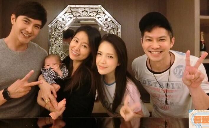 12月24日林心如在脸书晒出一组和好友的合照 12月24日林心如在脸书晒出一组和好友的合照