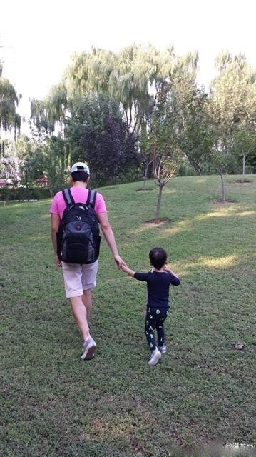 23日蔡国庆儿子的照片登上各媒体头条 23日蔡国庆儿子的照片登上各媒体头条