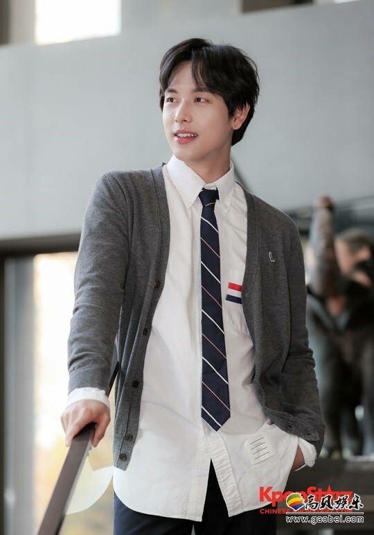 任时完在首尔市八判洞的一家咖啡厅接受采访