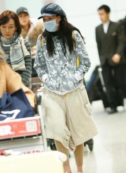 穿休闲宽松装的舒淇有孕了吗? 穿休闲宽松装的舒淇有孕了吗?