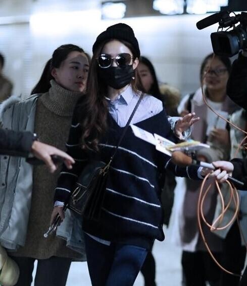 赵丽颖毛衣大滑落露香肩现身机场 ？