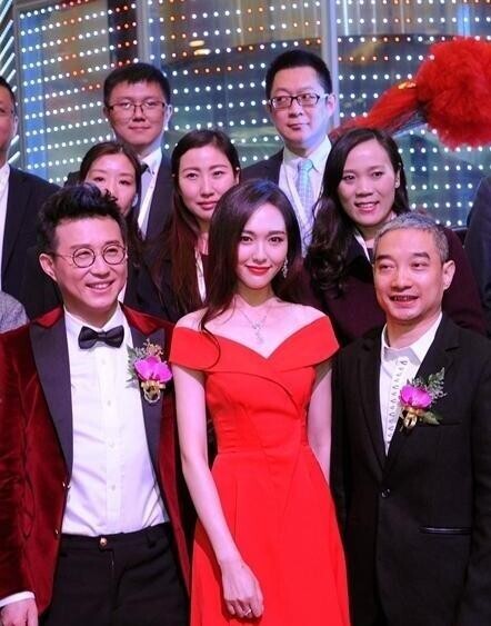 唐嫣一袭红裙现身珠宝公司美翻了？