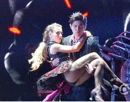 周董这样抱美眉，昆凌知道嘛？