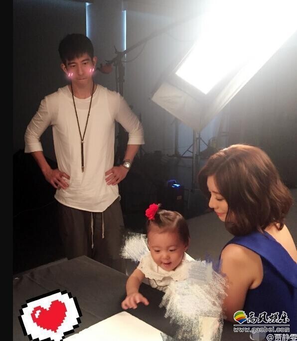 咘咘探班妈妈了,小萌娃戴小红花笑得真甜? 咘咘探班妈妈了,小萌娃戴小红花笑得真甜?