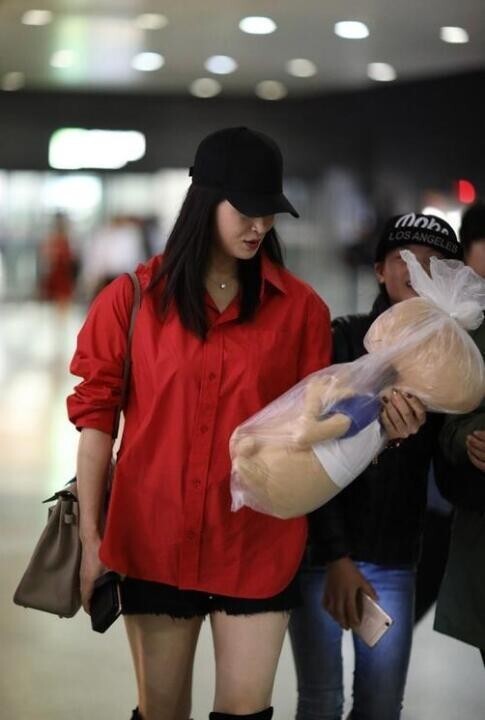 蒋欣在机场为什么拒收粉丝礼物? 蒋欣在机场为什么拒收粉丝礼物?