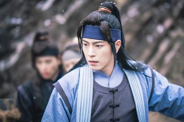 新月火剧《恋爱中的王》方面公开了一张主演洪宗玄的剧照