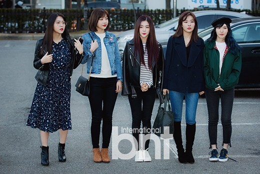 24日上午韩国组合防弹少年团等前往首尔参加《音乐银行》彩排