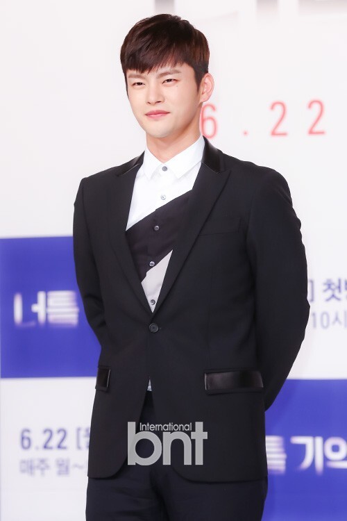 即将入伍的韩国歌手、演员徐仁国向粉丝致以了问候 即将入伍的韩国歌手、演员徐仁国向粉丝致以了问候