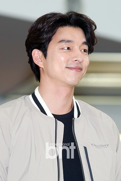 韩国演员孔刘出席了某品牌粉丝签名会活动