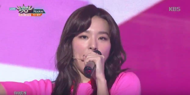 Red Velvet带来《Rookie》的表演时发生了一点小意外