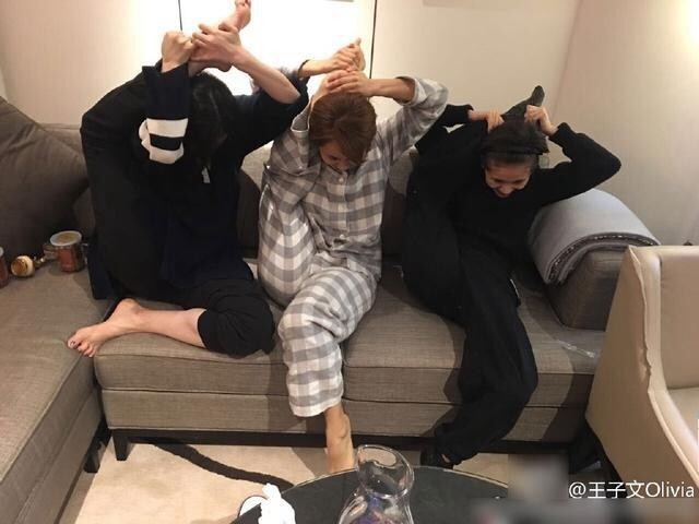 王子文、杨紫、蒋欣三人为嘛将腿抬到脑袋后面? 王子文、杨紫、蒋欣三人为嘛将腿抬到脑袋后面?