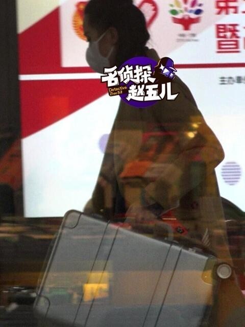 女汉子刘诗诗单手拎起了大箱? 女汉子刘诗诗单手拎起了大箱?