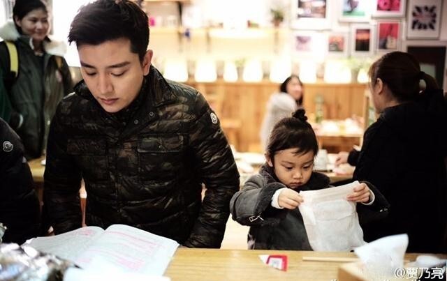 甜馨来探班贾乃亮了？