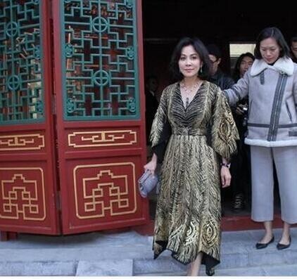 女王范儿刘嘉玲金色条纹低胸裙出席？