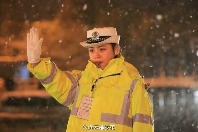 连交警都撞脸陈妍希了，真的?