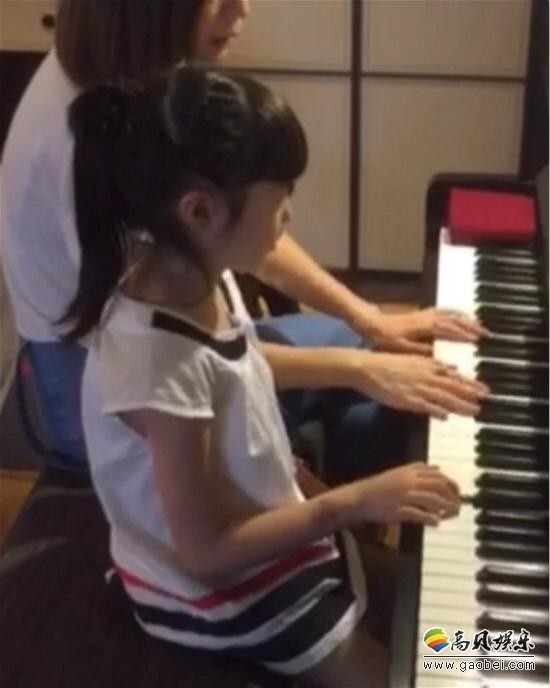 黄嘉千夏天母女四手联弹神同步? 黄嘉千夏天母女四手联弹神同步?