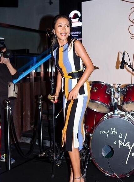 吉克隽逸身穿针织条纹、四季颜色拼接的长裙亮相哪里？