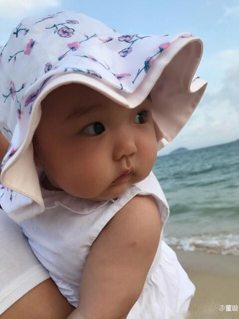 董璇今天带着女儿出来看海了?