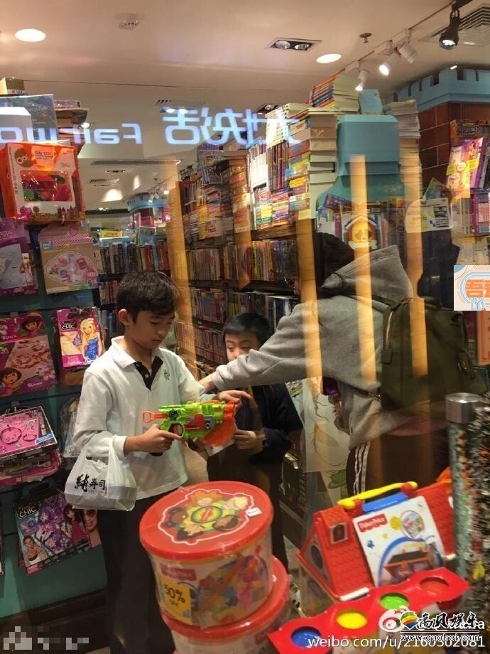 有网友在香港偶遇张柏芝与两个儿子逛街