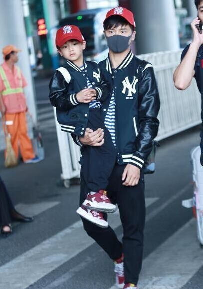 田亮和儿子穿亲子装，这肯定是亲身生的？