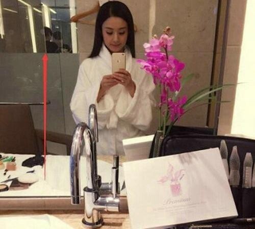 赵丽颖酒店发浴袍自拍,可是镜子那男的是谁? 赵丽颖酒店发浴袍自拍,可是镜子那男的是谁?