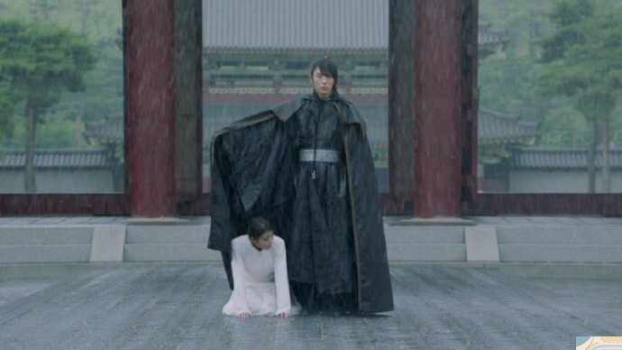 《步步惊心：丽》公开李准基和IU在雨中陪伴彼此淋雨的花絮照