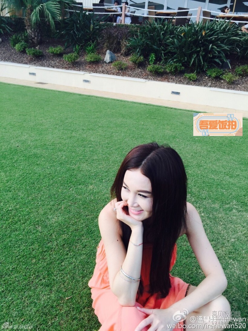 演员温碧霞在微博晒出一组自拍 演员温碧霞在微博晒出一组自拍