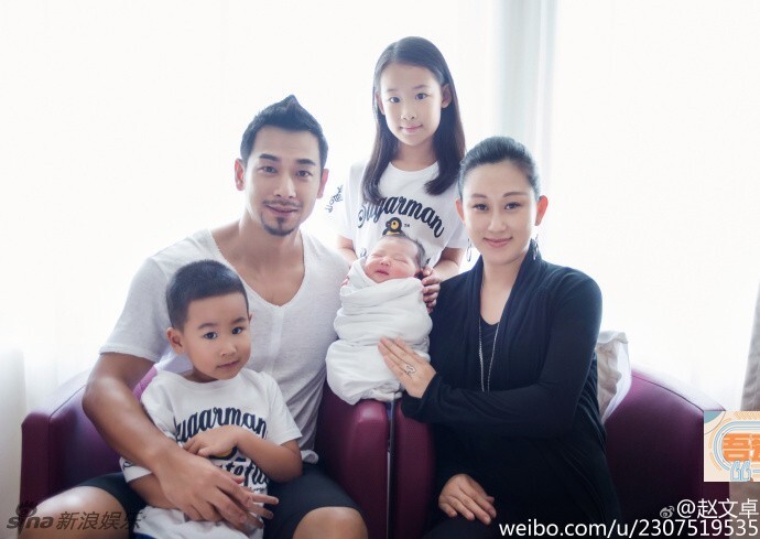 赵文卓在微博上贴出一家甜蜜庆祝的照片