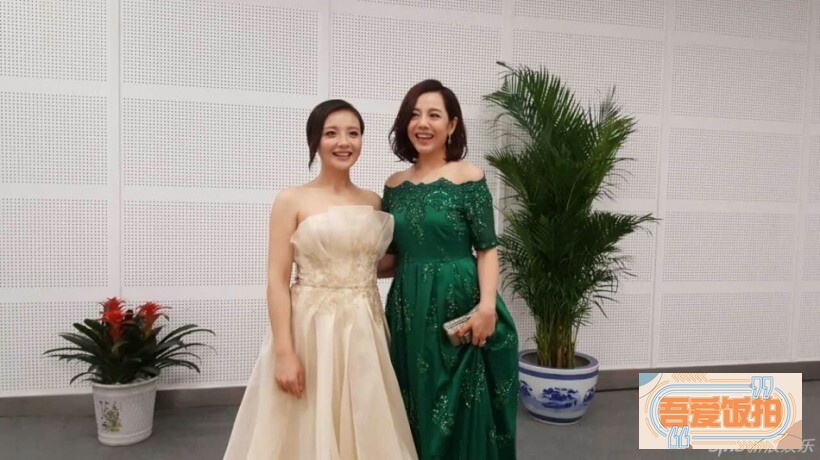 “槿汐姑姑”孙茜和“敬妃”杨紫嫣相遇 “槿汐姑姑”孙茜和“敬妃”杨紫嫣相遇