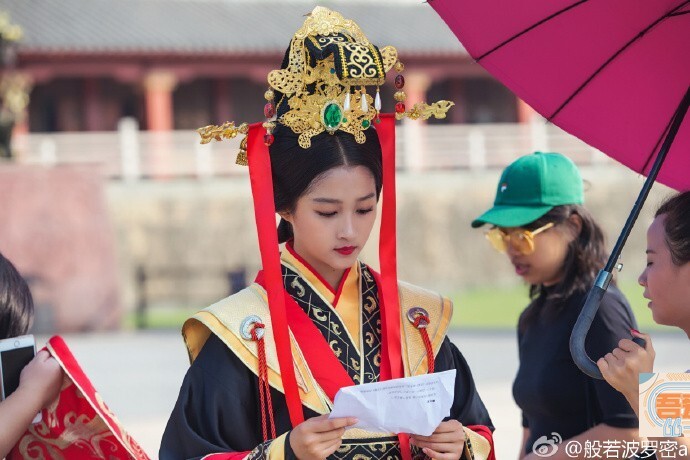 晒出一组关晓彤为秦王宫拍摄宣传片的花絮照 晒出一组关晓彤为秦王宫拍摄宣传片的花絮照