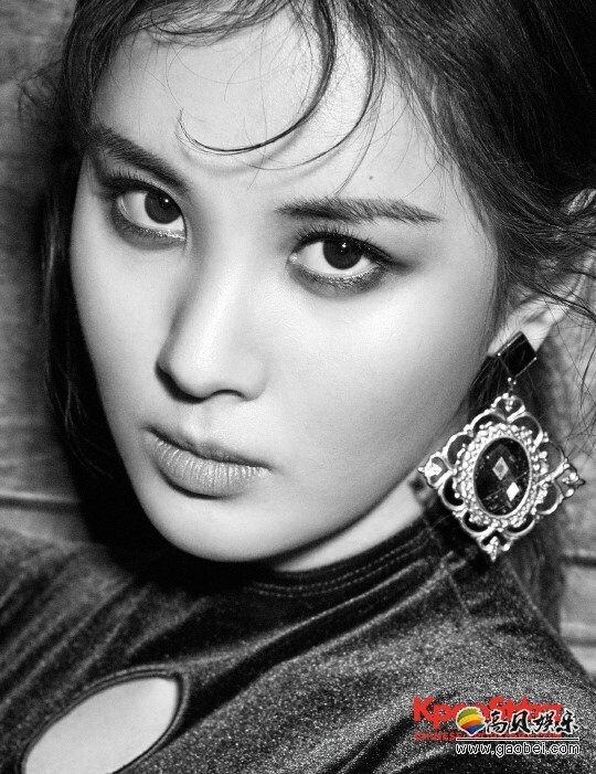 徐贤近日合作时尚杂志《时尚芭莎Korea》进行了画报拍摄