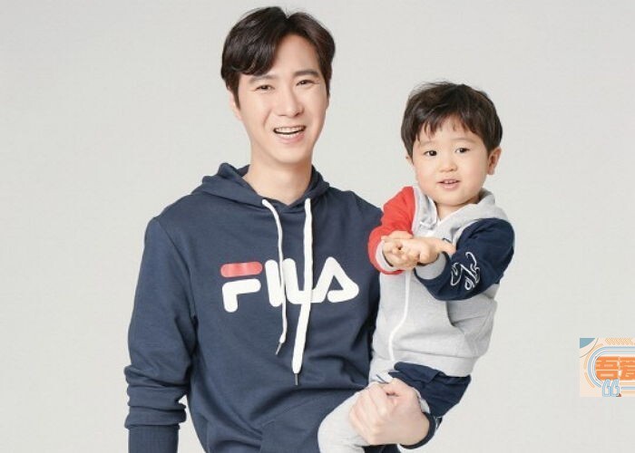 水晶男孩成员高志溶和儿子升材日前首次合体拍摄了画报 水晶男孩成员高志溶和儿子升材日前首次合体拍摄了画报