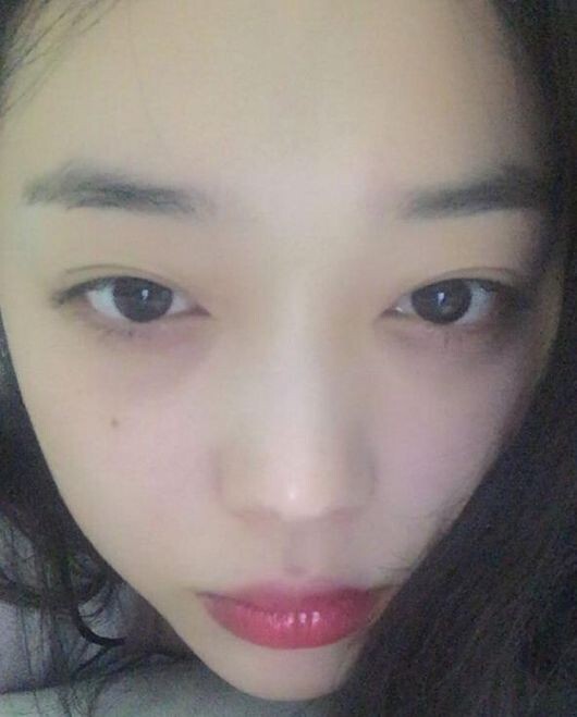 演员雪莉在Instagram上上传了一张近距离特写照 演员雪莉在Instagram上上传了一张近距离特写照