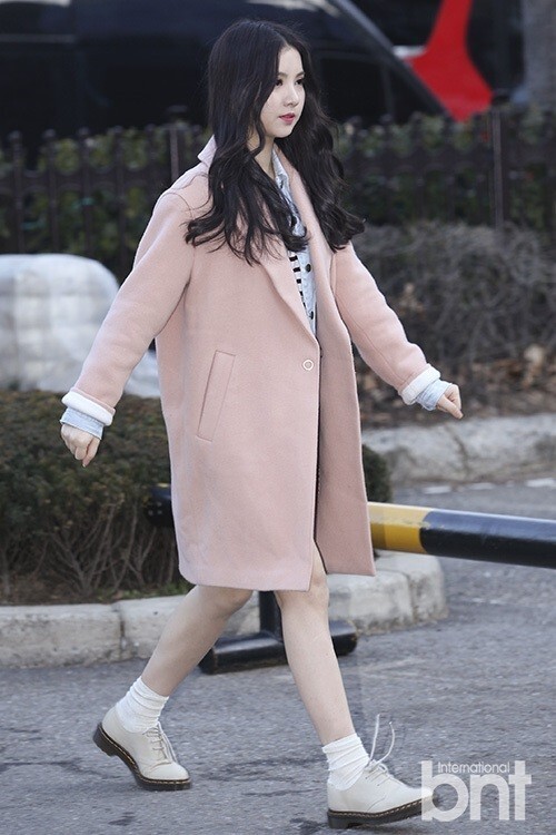 韩国女子组合GFRIEND上班路上不畏春寒大秀美腿 韩国女子组合GFRIEND上班路上不畏春寒大秀美腿