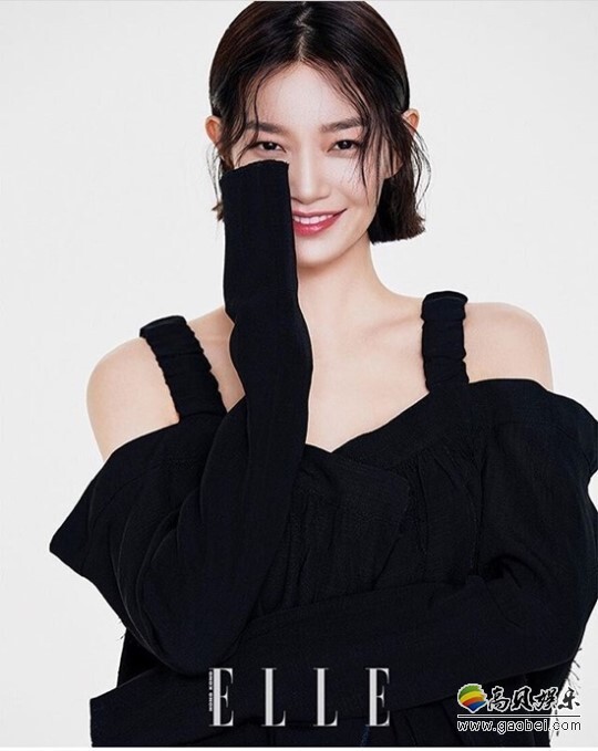 时尚杂志《ELLE》方面公开了一组演员申敏儿拍摄的4月刊写真