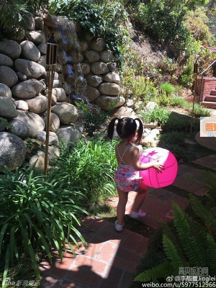 王力宏的娇妻李靓蕾在微博晒出一家三口的出游照