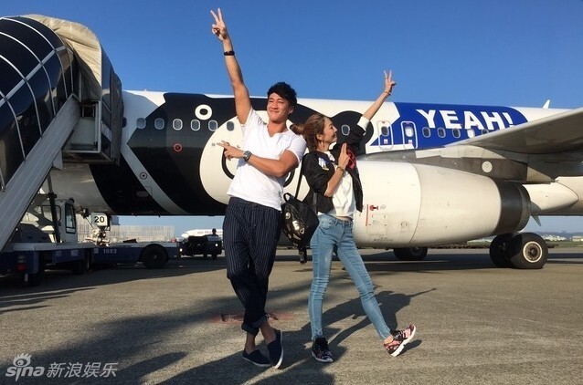 何润东夫妻俩参加陈怡蓉举行的婚礼 何润东夫妻俩参加陈怡蓉举行的婚礼