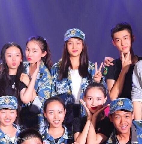 关晓彤一张她与班上同学的合影曝光 关晓彤一张她与班上同学的合影曝光