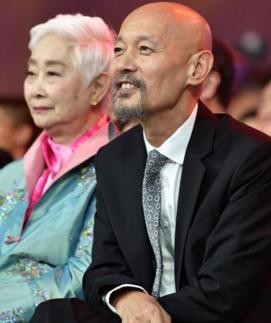 葛优望着父亲葛存壮的照片,称很想父亲 葛优望着父亲葛存壮的照片,称很想父亲