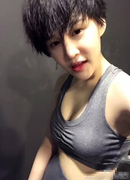 赵本山女儿晒健身照 短发大露事业线