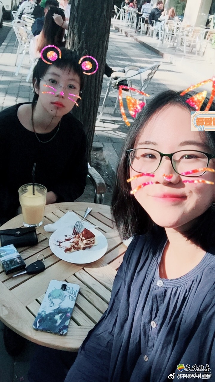 窦靖童妹妹窦家媛晒出与姐姐一起玩耍的照片