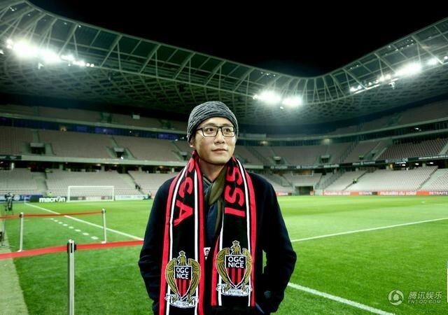刘烨一家现身法国尼斯观战法甲联赛尼斯迎战蒙彼利埃的比赛