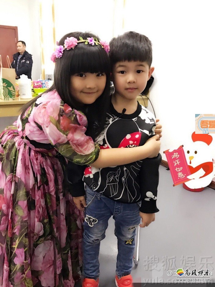 李湘和王岳伦的女儿王诗龄晒出和安吉的合影 李湘和王岳伦的女儿王诗龄晒出和安吉的合影