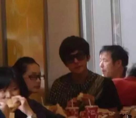 杨洋李沁相约肯德基,低调现身难道是复合了吗？
