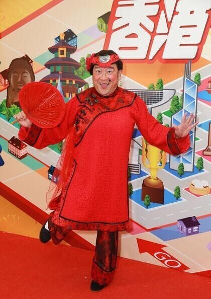 曾志伟这身打扮。辣瞎了谁？