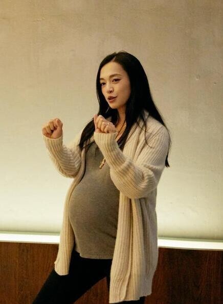 姚晨为什么挺孕肚一直不停歇？